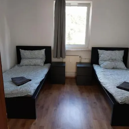 Monteurwohnung Mit 5 Einzelbetten In 아파트 *