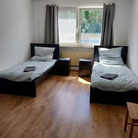 아파트 Monteurwohnung Mit 5 Einzelbetten In *