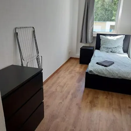 아파트 Monteurwohnung Mit 5 Einzelbetten In 슈코이디츠